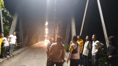 Bantuan ting pancarang penerangan jalan umum (PJU) dari Kapolres Serang, AKBP Condro Sasongko. Foto: Yono