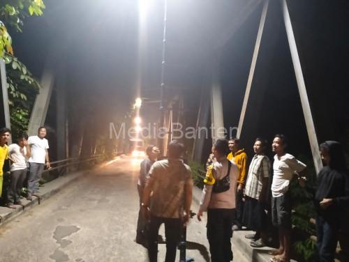Bantuan ting pancarang penerangan jalan umum (PJU) dari Kapolres Serang, AKBP Condro Sasongko. Foto: Yono