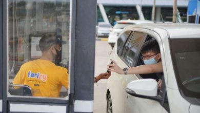 Penyeberang tengah memperlihatkan tiket online yang dibelinya. Foto: LKBN Antara