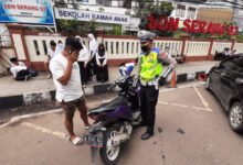 Teguran dan edukasi peanggaran lalu lintas di Kota Serang. Foto: Yono