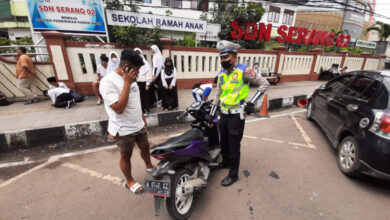Teguran dan edukasi peanggaran lalu lintas di Kota Serang. Foto: Yono