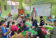 Tim Dokkes Polres Serang sedang mengobati warga yang tergenang air. Foto Yono