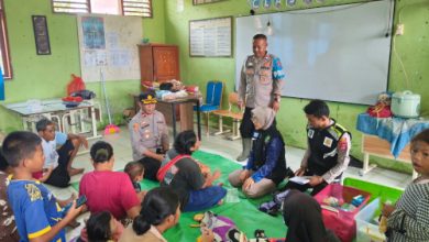 Tim Dokkes Polres Serang sedang mengobati warga yang tergenang air. Foto Yono