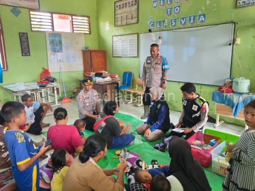 Tim Dokkes Polres Serang sedang mengobati warga yang tergenang air. Foto Yono