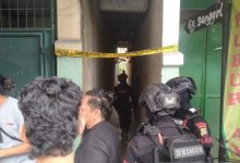 Puslabfor Polri tengah memeriksa lokasi ledakan misterius di Pamulang, Tangsel. Foto: Antara