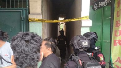 Puslabfor Polri tengah memeriksa lokasi ledakan misterius di Pamulang, Tangsel. Foto: Antara