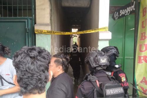 Puslabfor Polri tengah memeriksa lokasi ledakan misterius di Pamulang, Tangsel. Foto: Antara