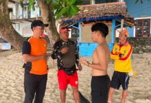 Tim SAR Banten berkoordinasi di lapangan cari wisatawan hilang di Pantai Lippo Carita. Foto Daeng Yusvin