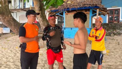 Tim SAR Banten berkoordinasi di lapangan cari wisatawan hilang di Pantai Lippo Carita. Foto Daeng Yusvin