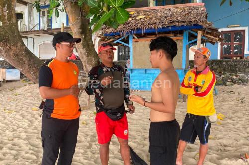 Tim SAR Banten berkoordinasi di lapangan cari wisatawan hilang di Pantai Lippo Carita. Foto Daeng Yusvin