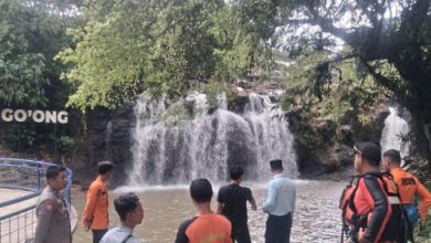 Tim SAR Banten dalam operasi pencarian wisatwana tenggelam di Curug Goong Pandeglang. Foto Antara