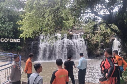Tim SAR Banten dalam operasi pencarian wisatwana tenggelam di Curug Goong Pandeglang. Foto Antara