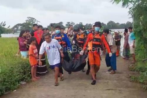 Korban terseret banjir di Binuang ditemukan sudah meinggal. Foto Yono