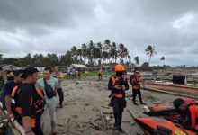 Tim SAR masih melakukan pencarian remaja terseret ombak d Pantai Cemara. Foto Antara