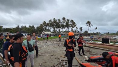 Tim SAR masih melakukan pencarian remaja terseret ombak d Pantai Cemara. Foto Antara