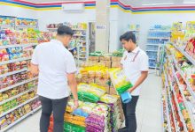 Tim Satgas Polres Serang cek harga beras di salah satu ritel modern. Foto: Yono