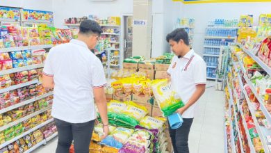 Tim Satgas Polres Serang cek harga beras di salah satu ritel modern. Foto: Yono