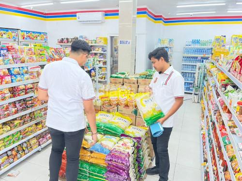 Tim Satgas Polres Serang cek harga beras di salah satu ritel modern. Foto: Yono