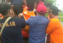 Tim SAR Gabungan tengah mengangkat jasad korban tenggelam di Sungai Cidurian. Foto: Yono