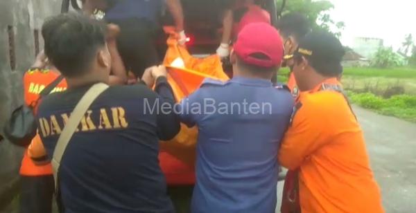 Tim SAR Gabungan tengah mengangkat jasad korban tenggelam di Sungai Cidurian. Foto: Yono