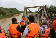 Pj gubernur Banten, Al Muktabar tinjau Jembatan Cimadur yang putus diterjang banjir di Bayah. Foto: Biro Adpim Banten