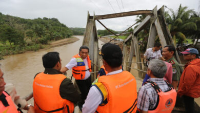 Pj gubernur Banten, Al Muktabar tinjau Jembatan Cimadur yang putus diterjang banjir di Bayah. Foto: Biro Adpim Banten