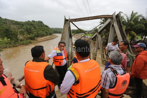 Pj gubernur Banten, Al Muktabar tinjau Jembatan Cimadur yang putus diterjang banjir di Bayah. Foto: Biro Adpim Banten