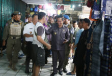 Peninjauan harga di Pasar Rau, Kota Serang. Foto: Aden Hasanudin