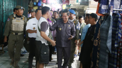 Peninjauan harga di Pasar Rau, Kota Serang. Foto: Aden Hasanudin
