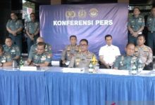 Konferensi pers soal oknum TNI AL yang menembak bos rental di tol. Foto: Antara