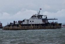 Salah satu kapal TNI AL yang tengah membongkar pagar laut pantura Tangerang. Foto antara