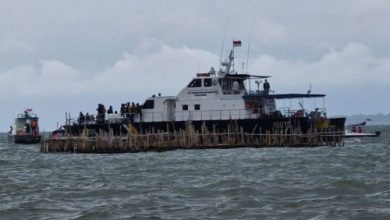 Salah satu kapal TNI AL yang tengah membongkar pagar laut pantura Tangerang. Foto antara