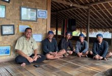 Tokoh adat Baduy dan relawan. Foto Antara