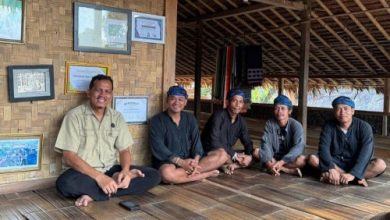 Tokoh adat Baduy dan relawan. Foto Antara