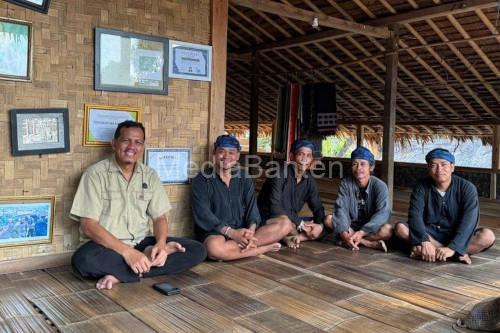 Tokoh adat Baduy dan relawan. Foto Antara