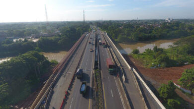 Contra Flow Jalan Tol Tangerang - Merak Untuk selesaikan pelberan Jembatan Ciujung. Foto: Erling Criistin