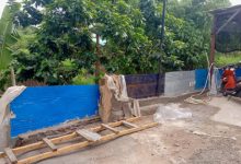 Tong bekas digunakan warga untuk tanggul sementara di Perumahan CGD Kalitimbang. Foto Daeng Yusvin