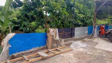 Tong bekas digunakan warga untuk tanggul sementara di Perumahan CGD Kalitimbang. Foto Daeng Yusvin