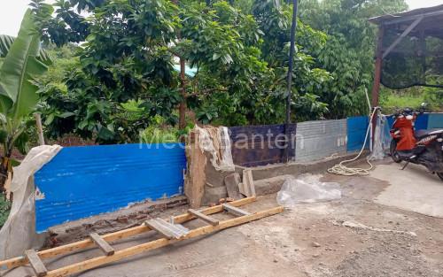 Tong bekas digunakan warga untuk tanggul sementara di Perumahan CGD Kalitimbang. Foto Daeng Yusvin