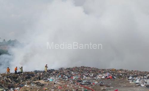 Kebakaran di TPSA Bagendung Cilegon. Foto: Antara