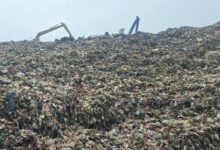 Gunungan sampah di TPA Cipeucang menyebabkan tercemarnya air warga sekitarnya. Foto: Daeng Yusvin