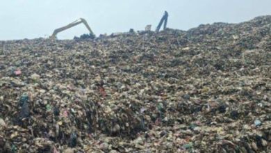 Gunungan sampah di TPA Cipeucang menyebabkan tercemarnya air warga sekitarnya. Foto: Daeng Yusvin