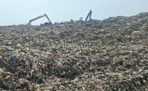 Gunungan sampah di TPA Cipeucang menyebabkan tercemarnya air warga sekitarnya. Foto: Daeng Yusvin