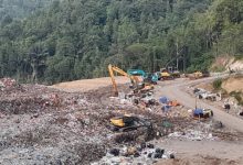 Pembuangan sampah di TPAS Cilowong dilakukan dengan dicurah. Foto: Febriana Vazuard
