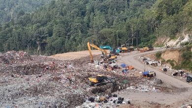 Pembuangan sampah di TPAS Cilowong dilakukan dengan dicurah. Foto: Febriana Vazuard
