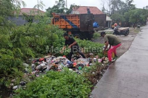 Penertiban TPS Liar di Kota Tangerang. Foto Antara