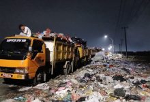 Pengangkutan sampah ke TPSA Jatiwaringin, Kabupaten Tangerang. Foto Antara