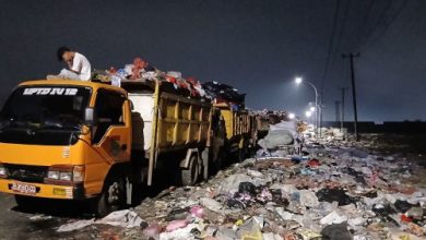 Pengangkutan sampah ke TPSA Jatiwaringin, Kabupaten Tangerang. Foto Antara