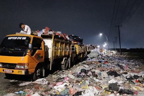 Pengangkutan sampah ke TPSA Jatiwaringin, Kabupaten Tangerang. Foto Antara