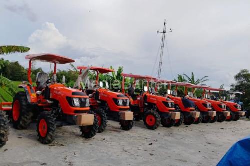 Peralatan pertanian berupa traktor roda 4 dari Kementan. Foto Antara